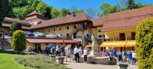 Klasztorny dziedziniec pełen życia!